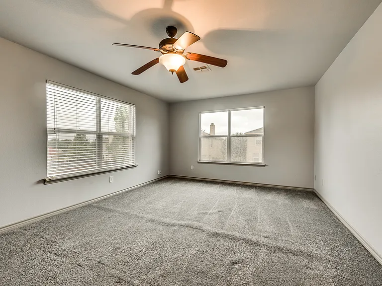 2424 Emerald Ln — Photo 15