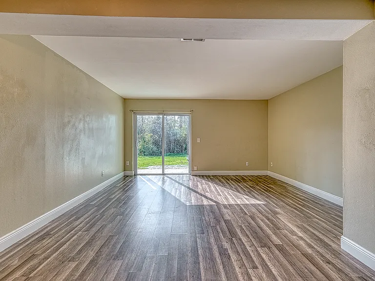 283 Gardner Ln #D — Photo 7