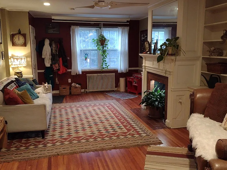 1072 University Pl #1 — Photo 2