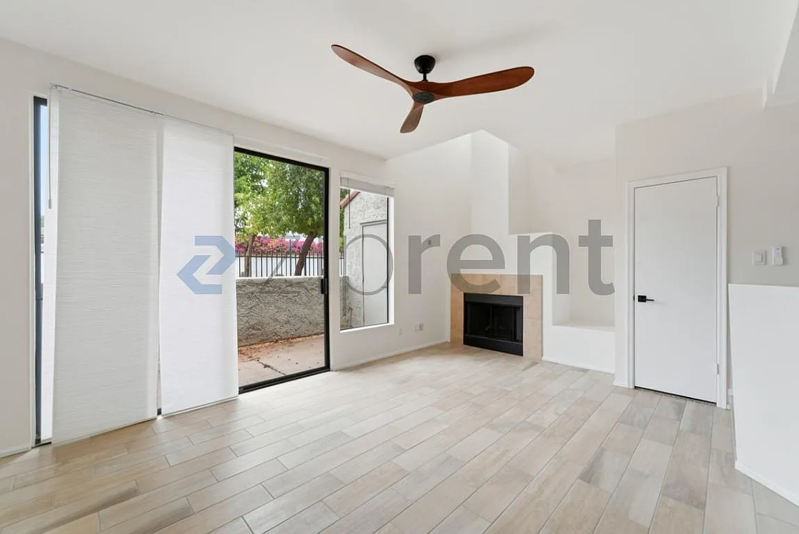 Venetian Condominium — Photo 2