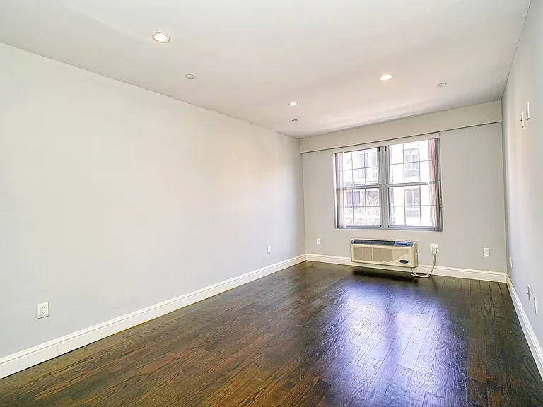 2556 38th St #3F — Photo 3