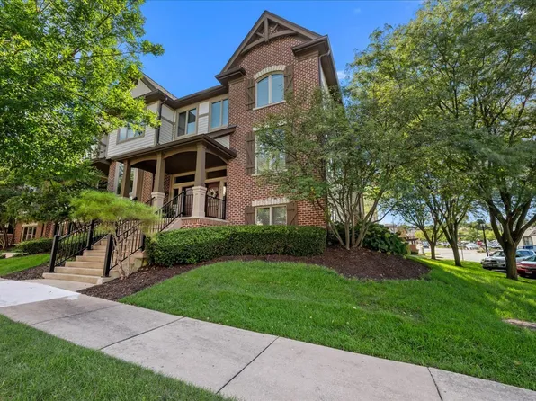 301 Brownstone Dr, St Charles, IL 60174