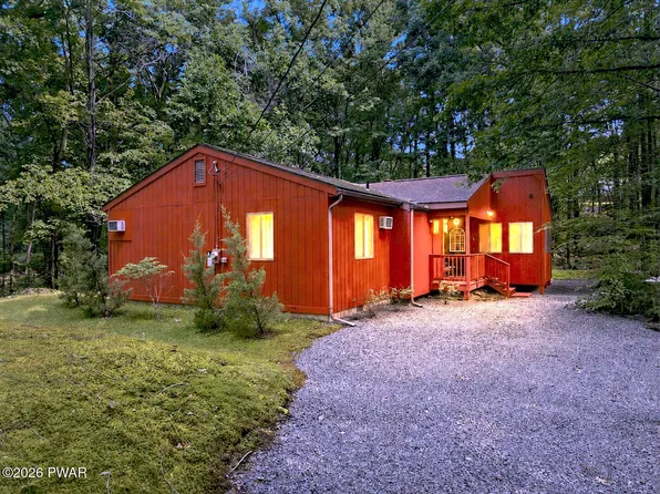 105 Village Ln, Hawley, PA 18428