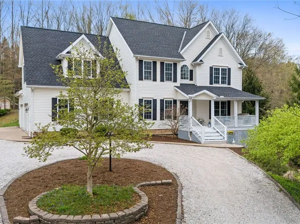 12175 S Wintergreen Dr, Chardon, OH 44024