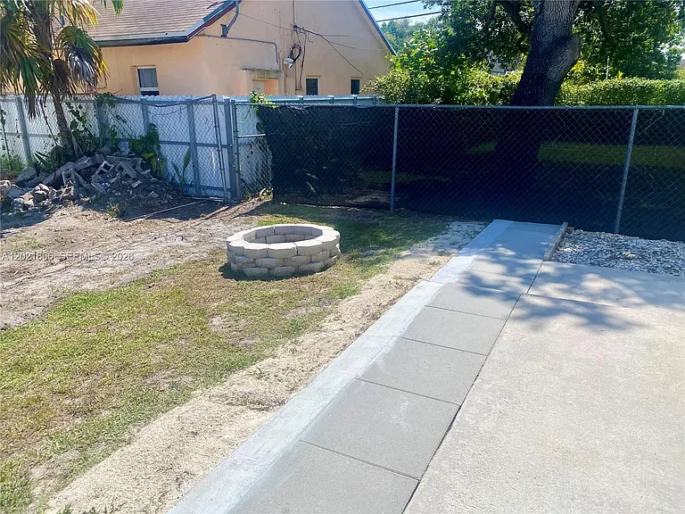 1112 N 61st Ter #B — Photo 10