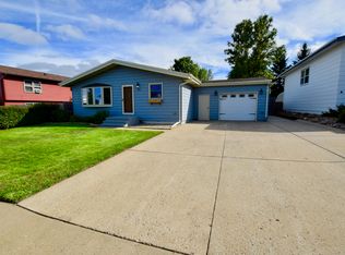 970 9th St E, Dickinson, ND 58601