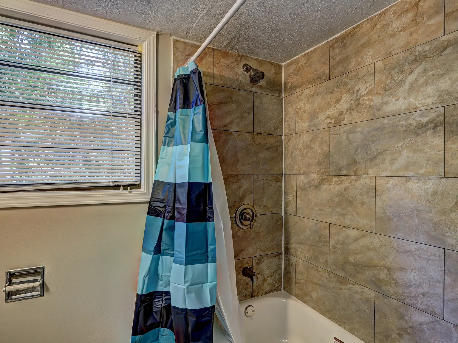 4 bed, 3.0 bath, 1716 sqft, $828 — Photo 2