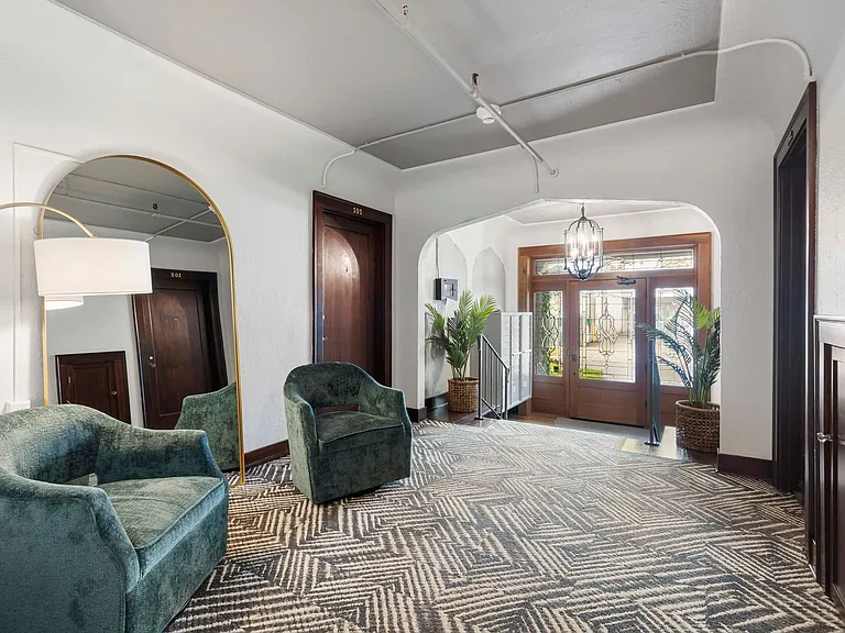 Westland Manor — Photo 4