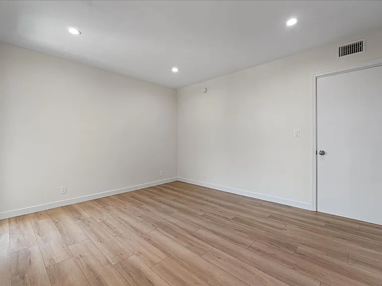 17424 Burbank Blvd #205 — Photo 12