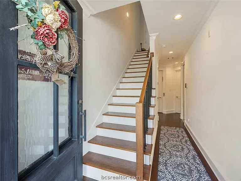 210 Tarrow St — Photo 6