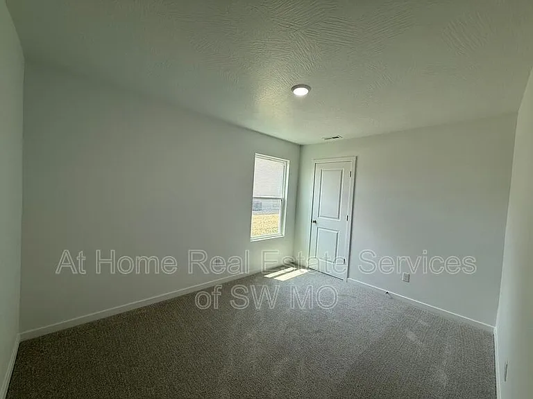 1098 Amherst Cir — Photo 7