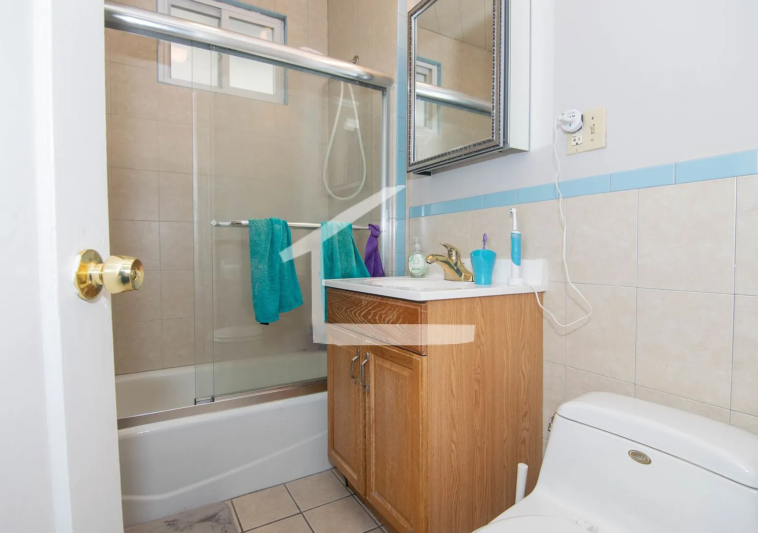 Huge 6 bed in Allston — Photo 2