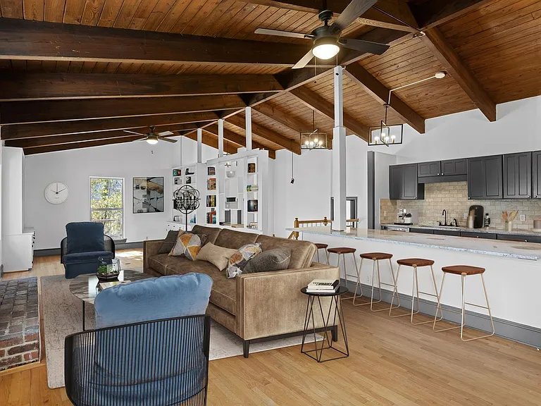 940 Signal Rd — Photo 1