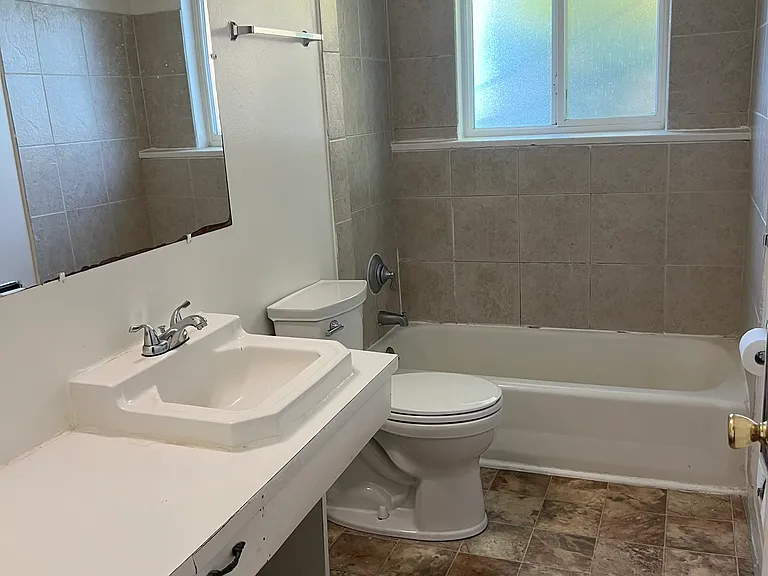 2419 S Graham St #V — Photo 8