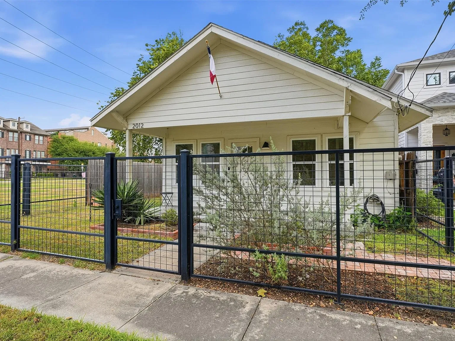 2 bed, 1.0 bath, 830 sqft, $2,350 — Photo 4