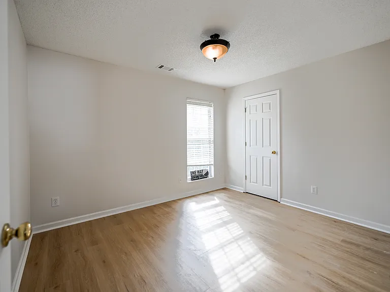 1570 Swan Valley Ct — Photo 5