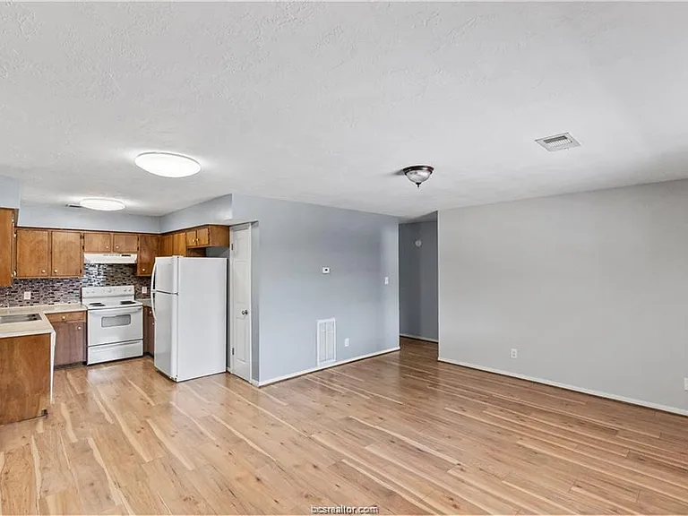 609 Wades Way #4 — Photo 4
