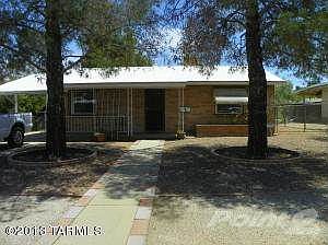 Front yard and decorative walkway