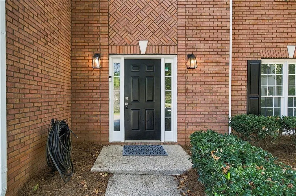4 bed, 2.5 bath, 2382 sqft, $3,800 — Photo 2