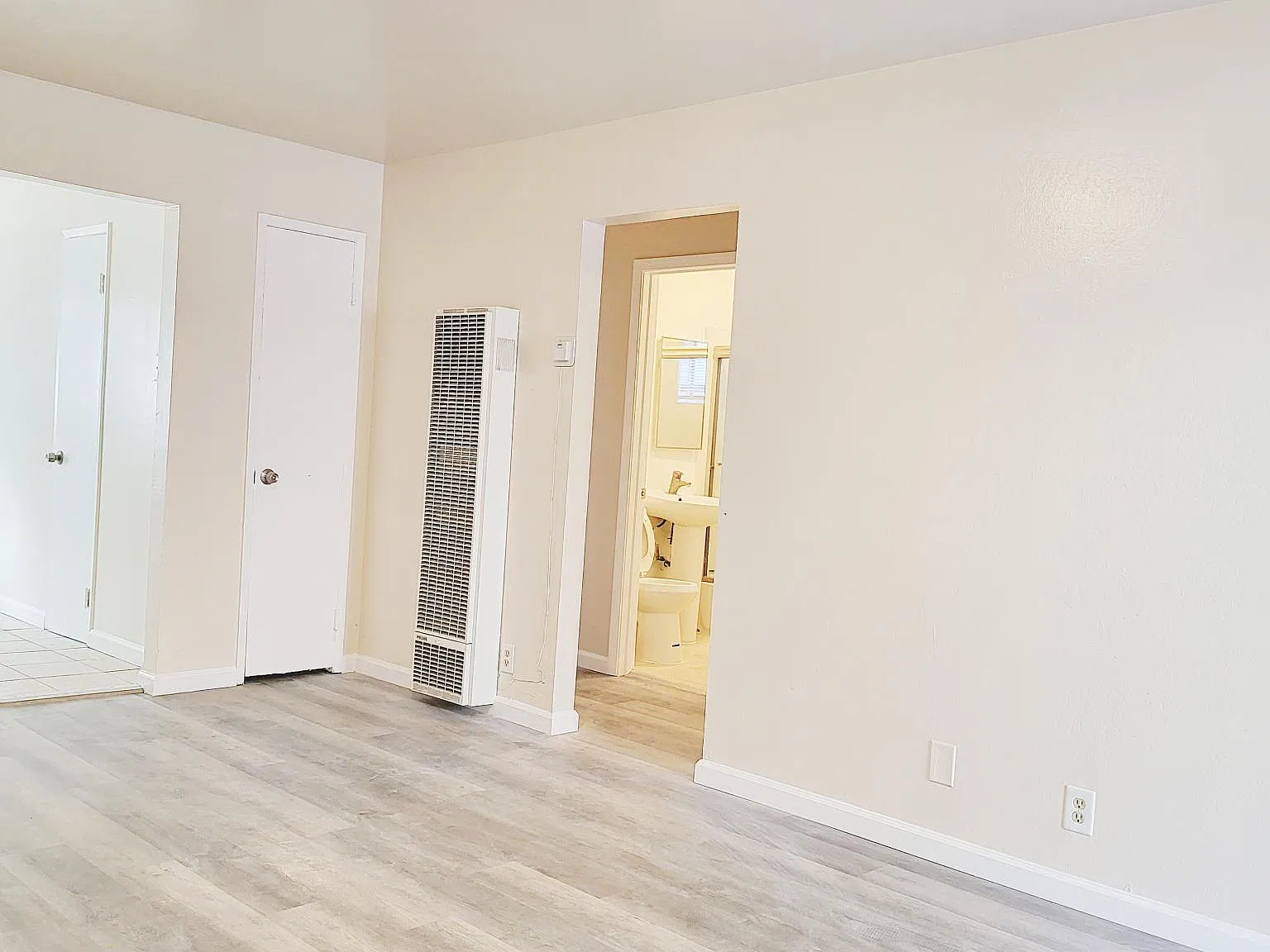 2 bed, 700 sqft, $2,200 — Photo 2