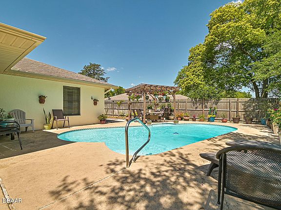 4th image of 853 Pine Forest Trl W