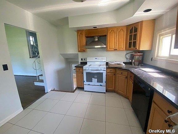 4th image of 44 Onterio St