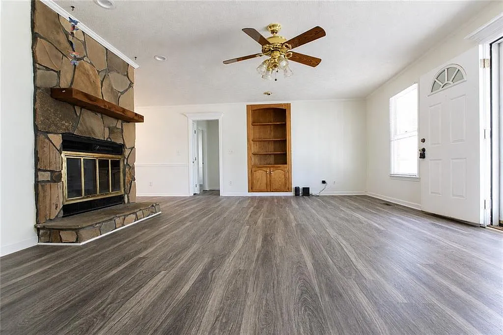5 bed, 3.0 bath, 2760 sqft, $2,499 — Photo 3