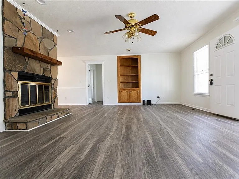 818 Springlake Rd — Photo 3