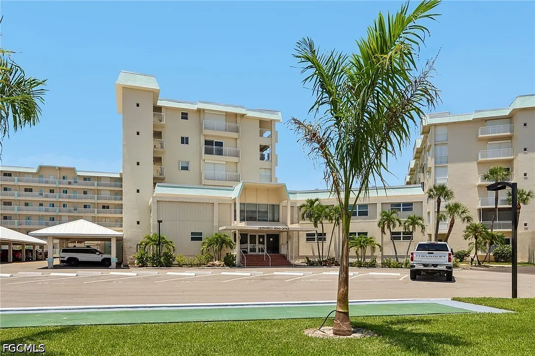 2 bed, 2.0 bath, 930 sqft, $5,200 — Photo 1