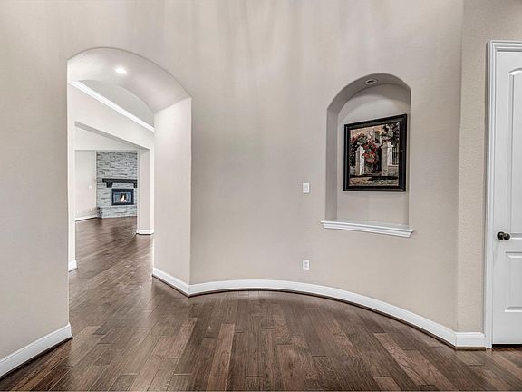 5th image of 712 Bluff Woods Dr
