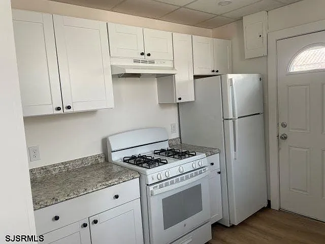 2 bed, 1.0 bath, $1,900 — Photo 2