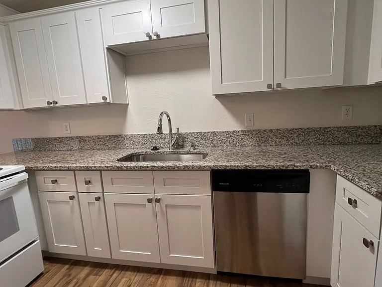 3930 Lake Grove Ave #1C — Photo 11
