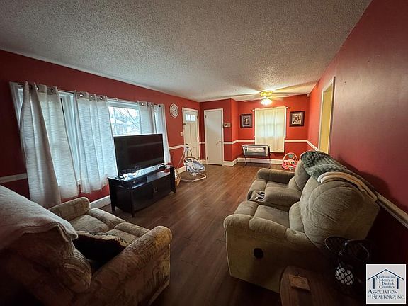 3rd image of 906 Vine St