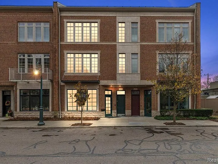 2004 Hazel St — Photo 1