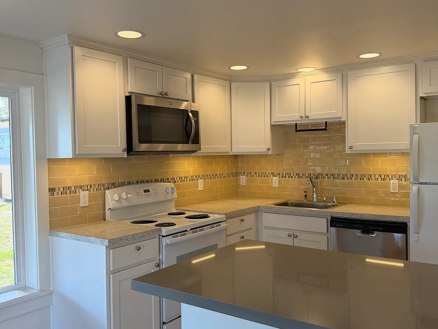 2 bed, 1000 sqft, $2,550 — Photo 2
