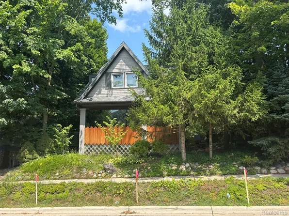 584 Park St, Birmingham, MI 48009