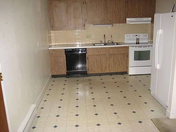 3rd image of 14 Walker Rd APT 6