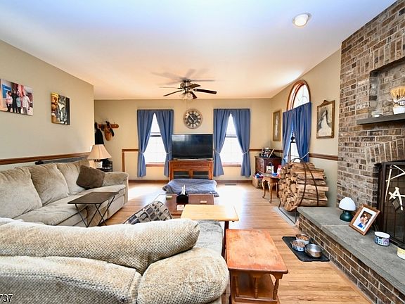 3rd image of 189 SCHOOLHOUSE ROAD