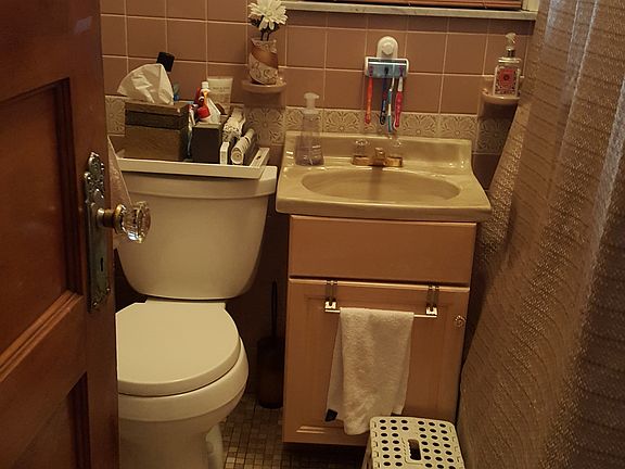 3rd image of 47 E 36th St