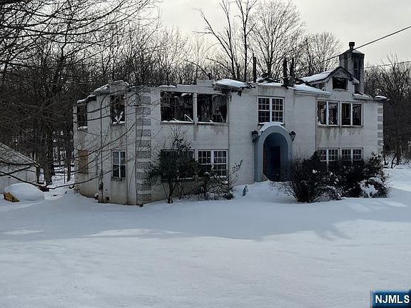 2nd image of 18 Lake Rd