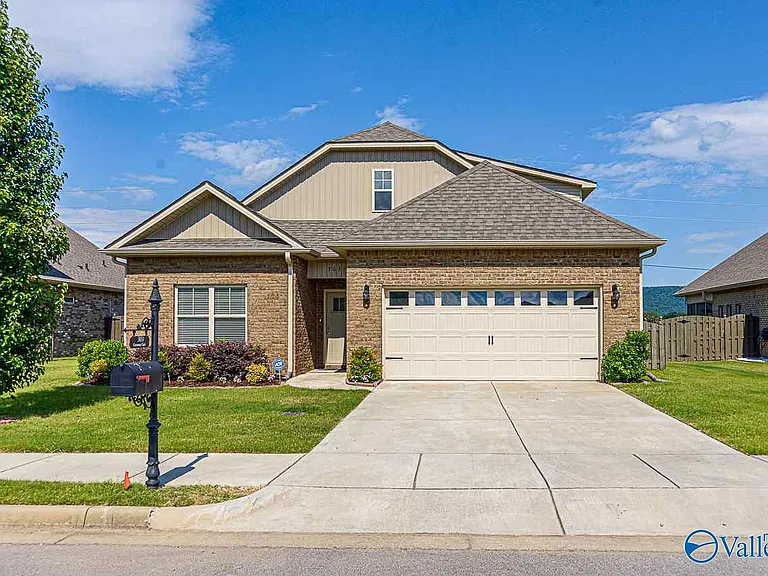3031 Greenway Cir SE — Photo 2