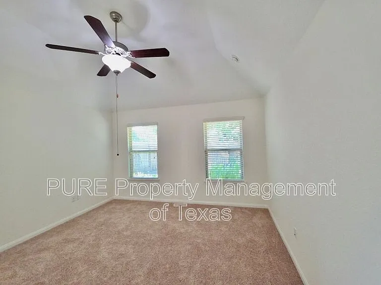 615 Linares Ln — Photo 10