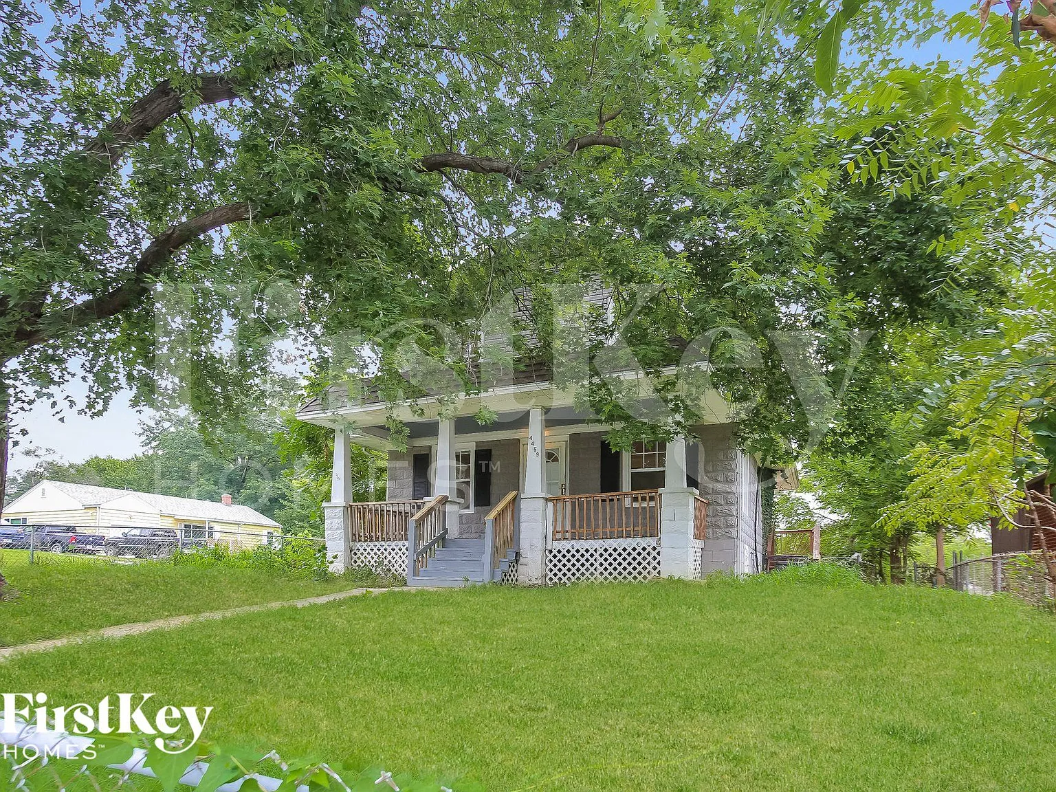 4 bed, 1.0 bath, 2304 sqft, $2,010 — Photo 2