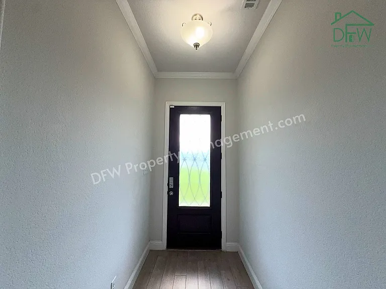 302 Julia Ln — Photo 2