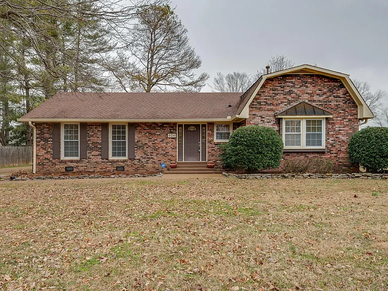 826 Victoria Dr — Photo 4