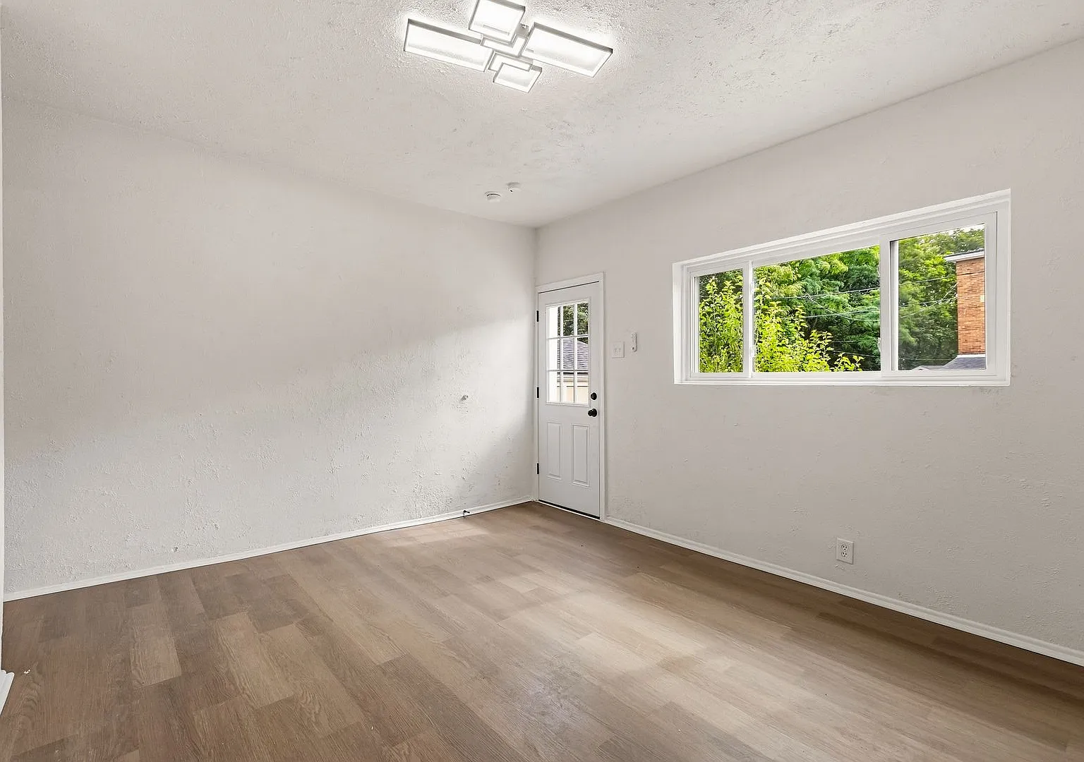 6213 - 6215 Huntress Street — Photo 2