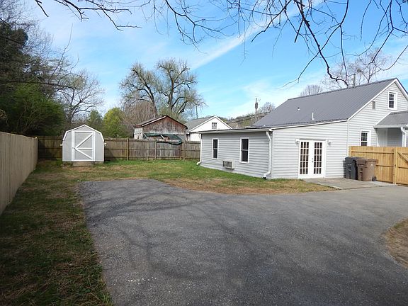 5th image of 2404 Cedar Ln