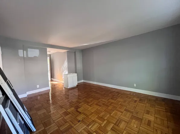 196-50 67th Ave #9, Fresh Meadows, NY 11365