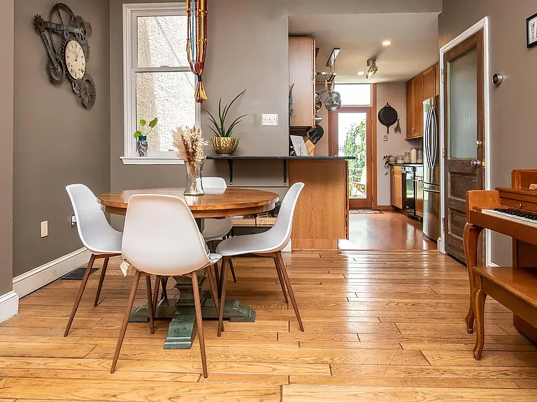 213 W George St — Photo 4