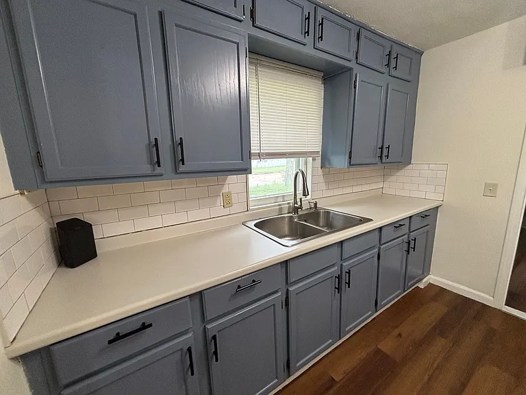 1102 S Millwood Ave — Photo 3